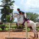 Laura Carvalho saltando com cavalo hipismo
